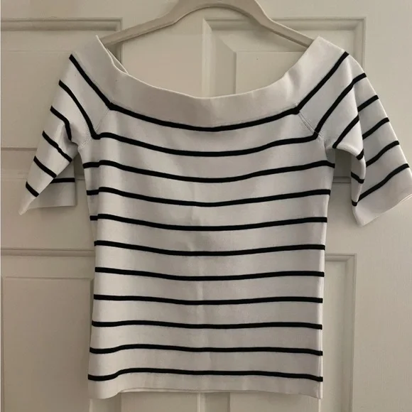 Loft of the shoulder sweater like new - Picture 3 of 4